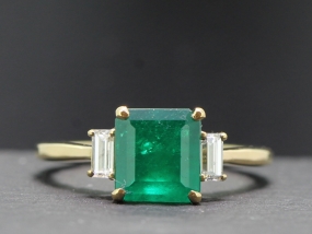 BEAUTIFUL COLOMBIAN EMERALD AND DIAMOND 18 CARAT GOLD RING