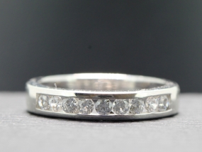 ELEGANT 18 CARAT GOLD DIAMOND HALF ETERNITY RING