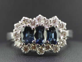 STUNNING SAPPHIRE AND DIAMOND 18 CARAT GOLD RING