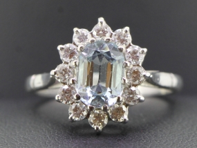 GORGEOUS AQUAMARINE AND DIAMOND 18 CARAT GOLD CLUSTER RING