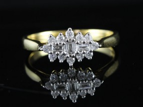 BEAUTIFUL BAGUETTE AND ROUND BRILLIANT CUT DIAMOND 18 CARAT GOLD RING