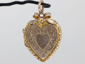 BEAUTIFUL ENGRAVED HEART SHAPED 9 CARAT GOLD LOCKET