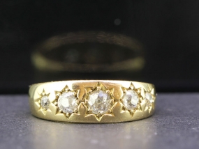 WONDERFUL FIVE STONE DIAMOND 18 CARAT GOLD GYPSY RING