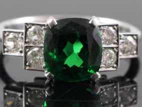 STUNNING TSAVORITE AND DIAMOND ART DECO INSPIRED PLATINUM RING