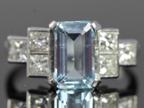 BEAUTIFUL AQUAMARINE AND DIAMOND ART DECO INSPIRED 18 CARAT GOLD RING