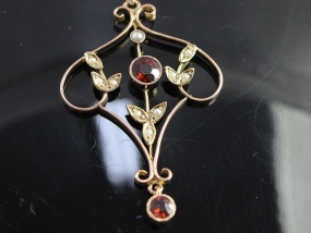 PRETTY EDWARDIAN SEED PEARL AND GARNET 9 CARAT GOLD PENDANT AND CHAIN
