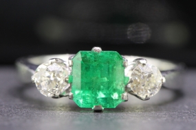 MESMERISING EDWARDIAN EMERALD AND DIAMOND TRILOGY PLATINUM AND 18 CARAT GOLD RING