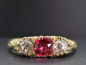 BEAUTIFUL NATURAL RED SPINEL AND DIAMOND 18 CARAT GOLD RING 