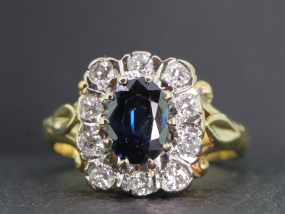 GORGEOUS SAPPHIRE AND DIAMOND 18 CARAT GOLD RING