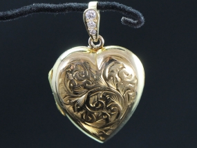 BEAUTIFUL VINTAGE HEART AND DIAMOND 18 CARAT GOLD LOCKET