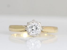 BEAUTIFUL VINTAGE 18 CARAT GOLD AND PLATINUM SOLITAIRE ENGAGEMENT RING